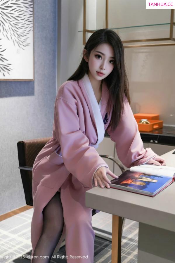  [XiuRen]高清写真图 2025.08.20 No.10669 烧烧小桃 性感OL第3张图片